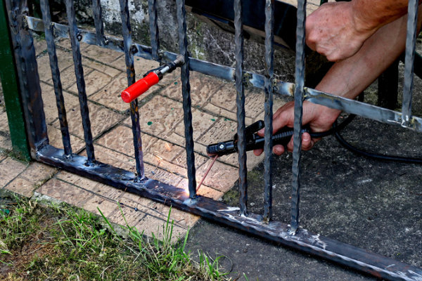 Mastering the Art How to Repair a Fence in Conroe, TX
